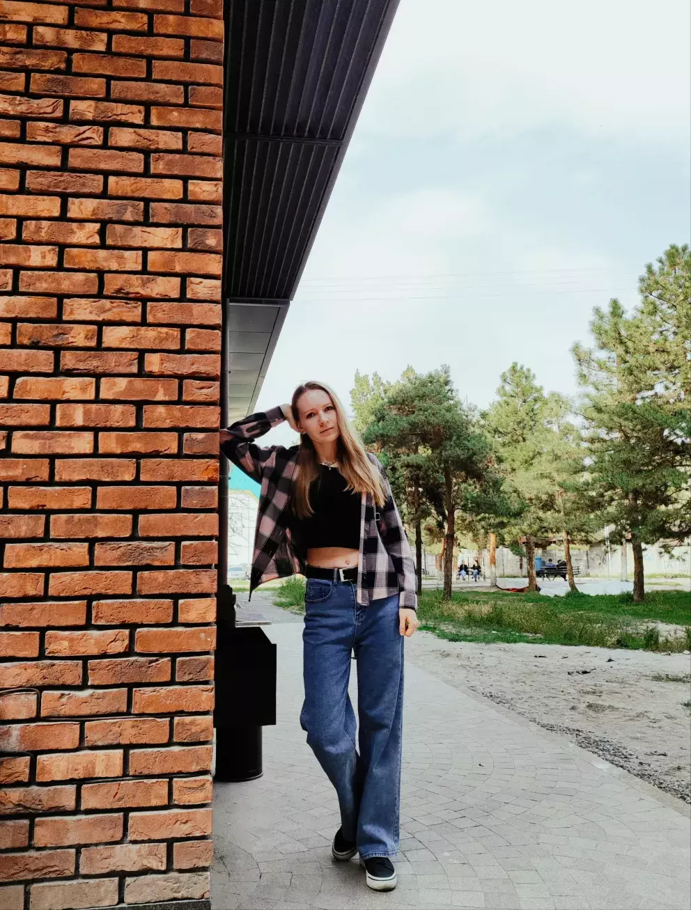 Zvonové džíny si skvěle rozumí s koženými opasky. 