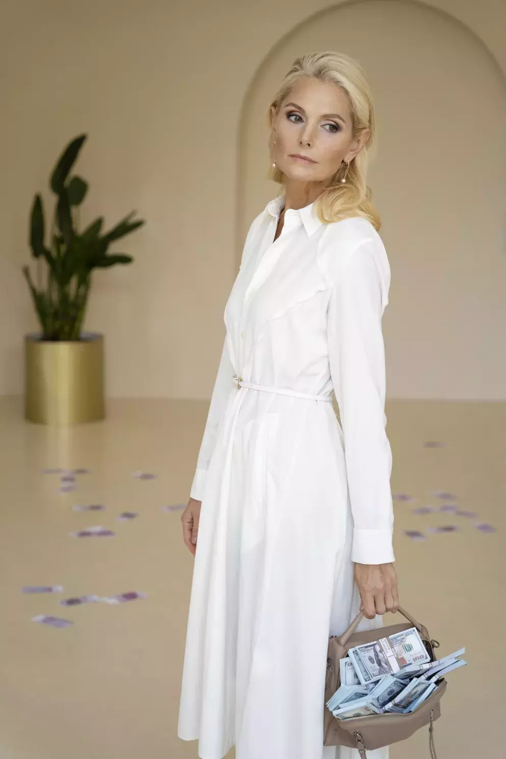 Bílé šaty působí velmi vznešeně. 