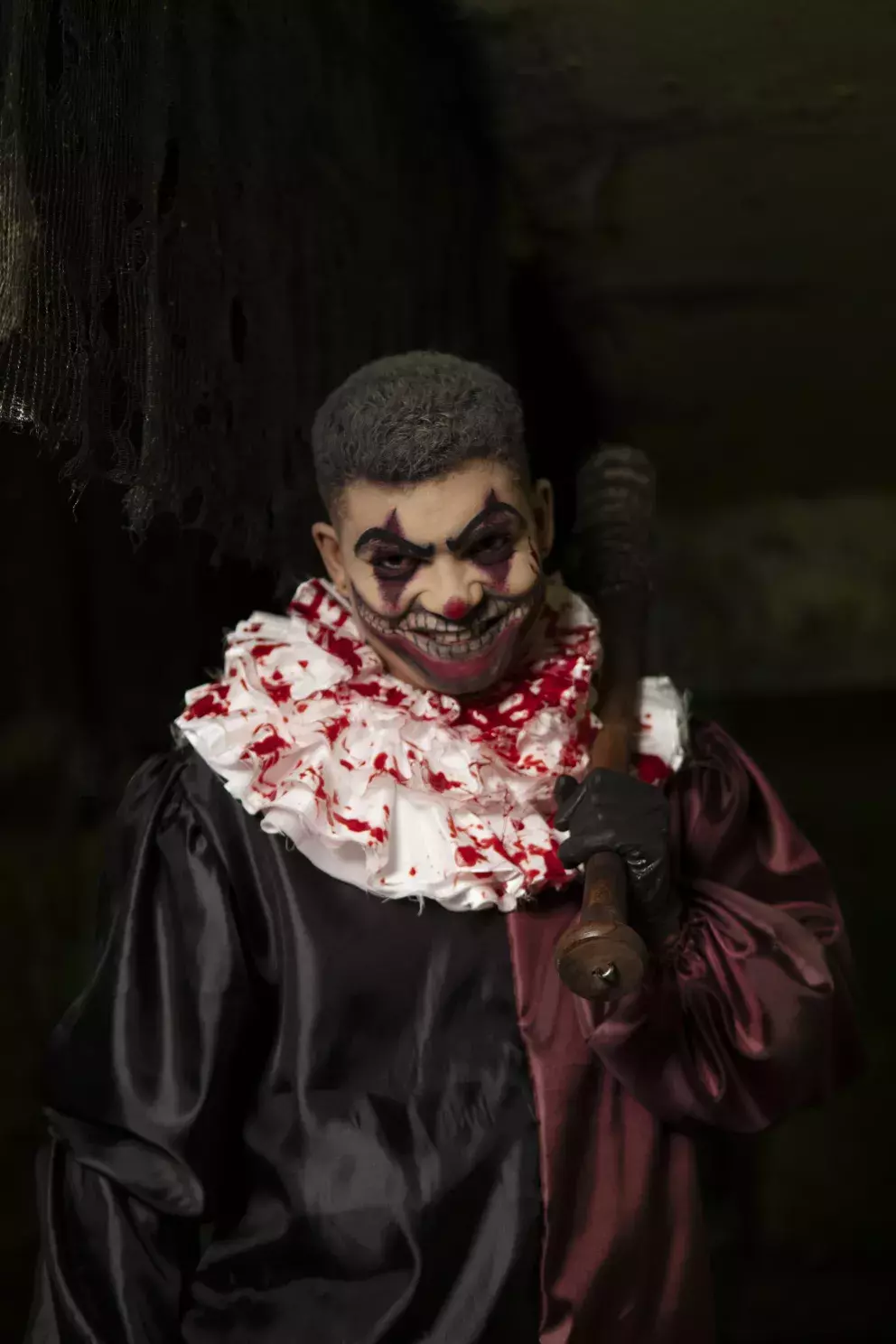 <p>Některá čísla, jako <strong>407-734-0254</strong>, jsou spojena s Wrinklesem, klaunem z Floridy, který byl dokonce předmětem dokumentu. Tento klaun je najímán k tomu, aby děsil děti, což samo o sobě stačí k tomu, aby se vám rozklepaly ruce, když vytáčíte jeho číslo</p>
