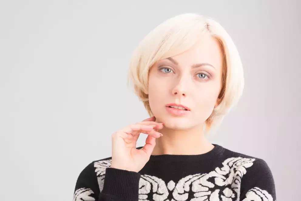 <p>Hranaté obličeje jsou široké, mají výrazné čelisti a široké tváře i čela. Budou vám slušet dlouhé rovné sestřihy s postupným sestříháním od čelisti, šikmá mikáda, která jsou vepředu delší, asymetrické střihy a ofiny nad oči.</p>
