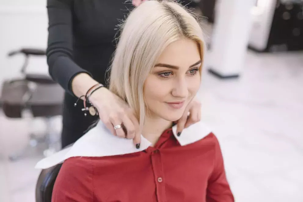 <p>Kulatý obličej má jemně zakřivené rysy a kulatou bradu. Jak čelo, tak brada jsou vcelku široké a tváře jsou pouze o něco širší. Sluší jim dlouhá sestříhaná mikáda pod bradu, kratší mikáda, sestřihy s ofinou a postupně sestříhané vlasy v délce po ramena.</p>
