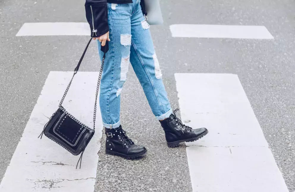 <p>K moderním džínám zvolte i sladěné doplňky - boty, kabelku, i nadčasovou koženou či koženkovou bundu.</p>
