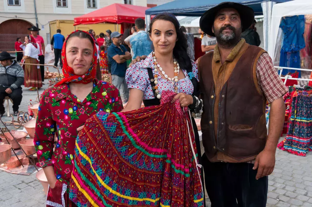 <p>Barevné oblečení je pro Olašské Romy typické</p>

