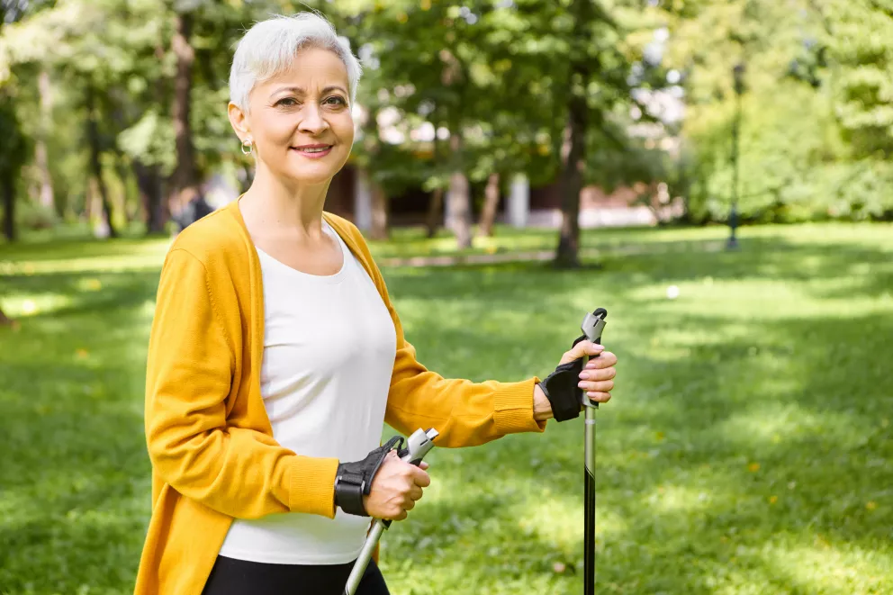 Nordic walking přináší skvělý způsob, jak se hýbat i ve vyšším věku