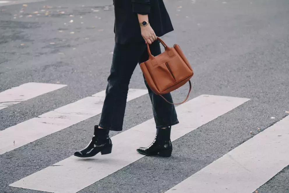 <p>Pokud široké nohavice a kozačky, pak zvolte kotníkové a tříčtvrťáky. Vás outfit bude vrcholně sofistikovaný.</p>
