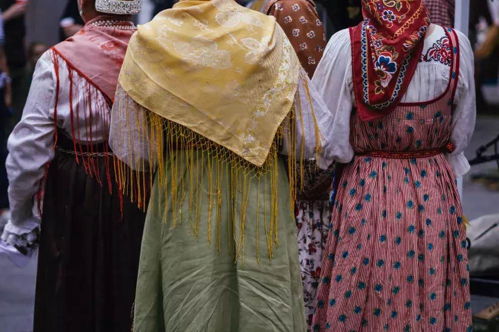 <p>Ženy dodnes nosí tradiční barevné šátky na hlavě nebo kolem ramen</p>
