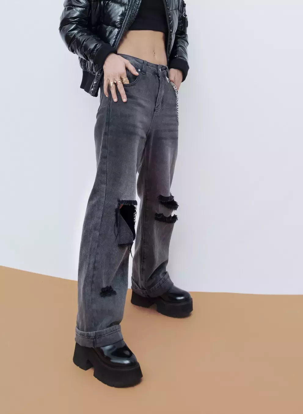 <p>Kapsové džíny vůbec nejsou fenoménem jen pro mladé. Sluší všem, stačí je jen vyzkoušet. Vypadají výborně s kabátem, ale i s koženou bundou do pasu. </p>
