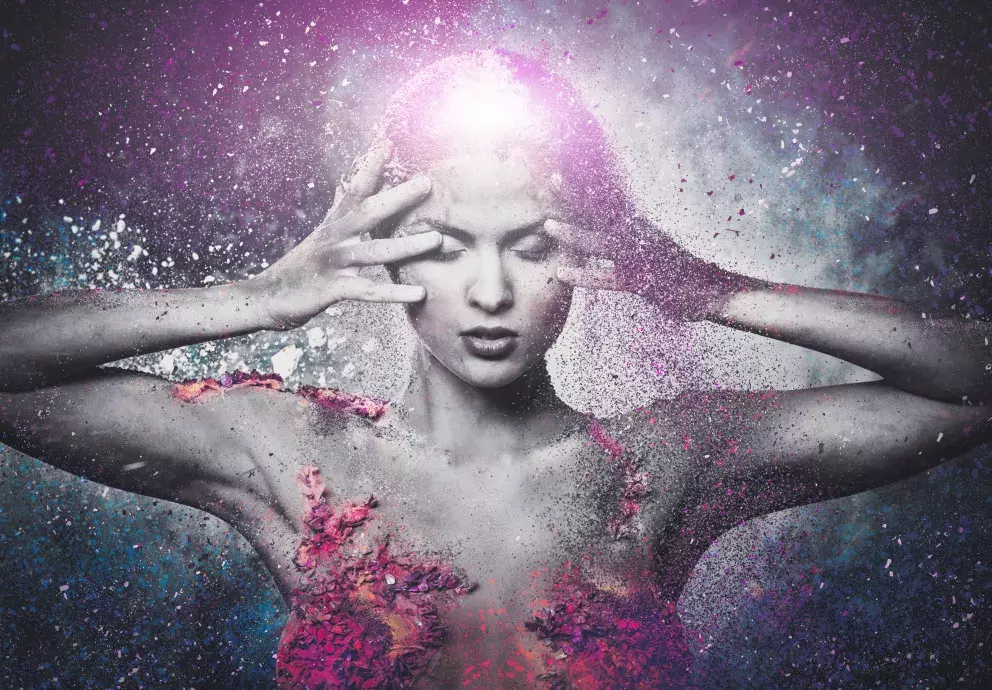 žena držící si hlavu