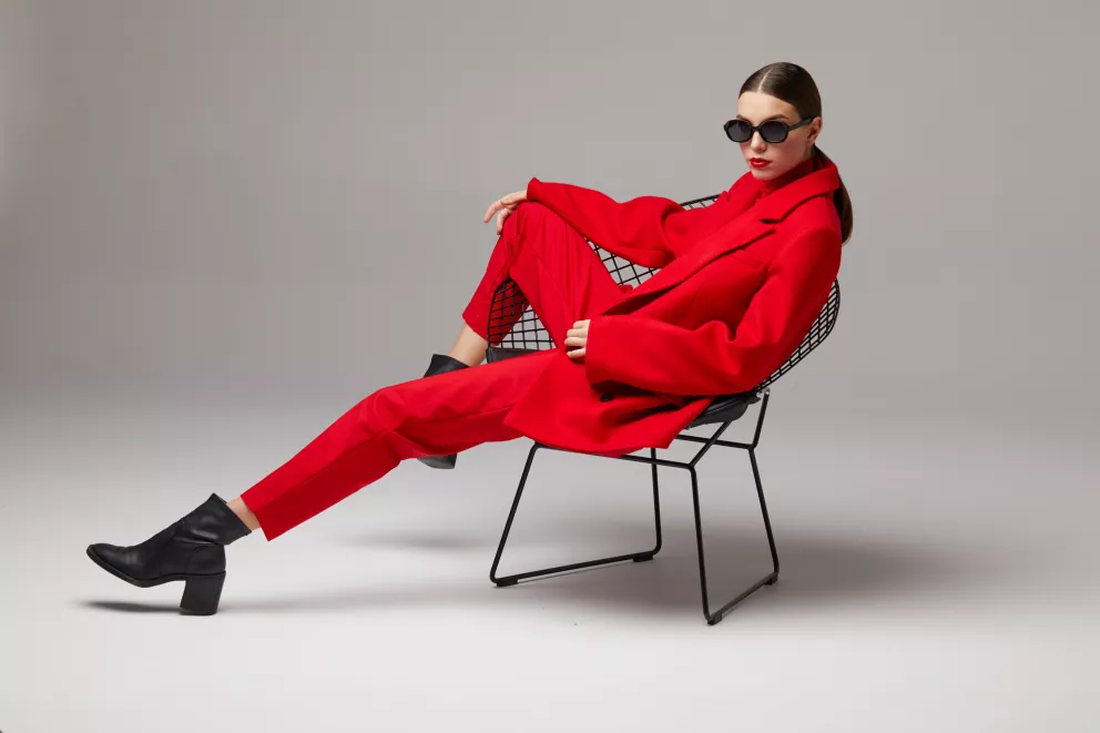 Žena v červených kalhotech