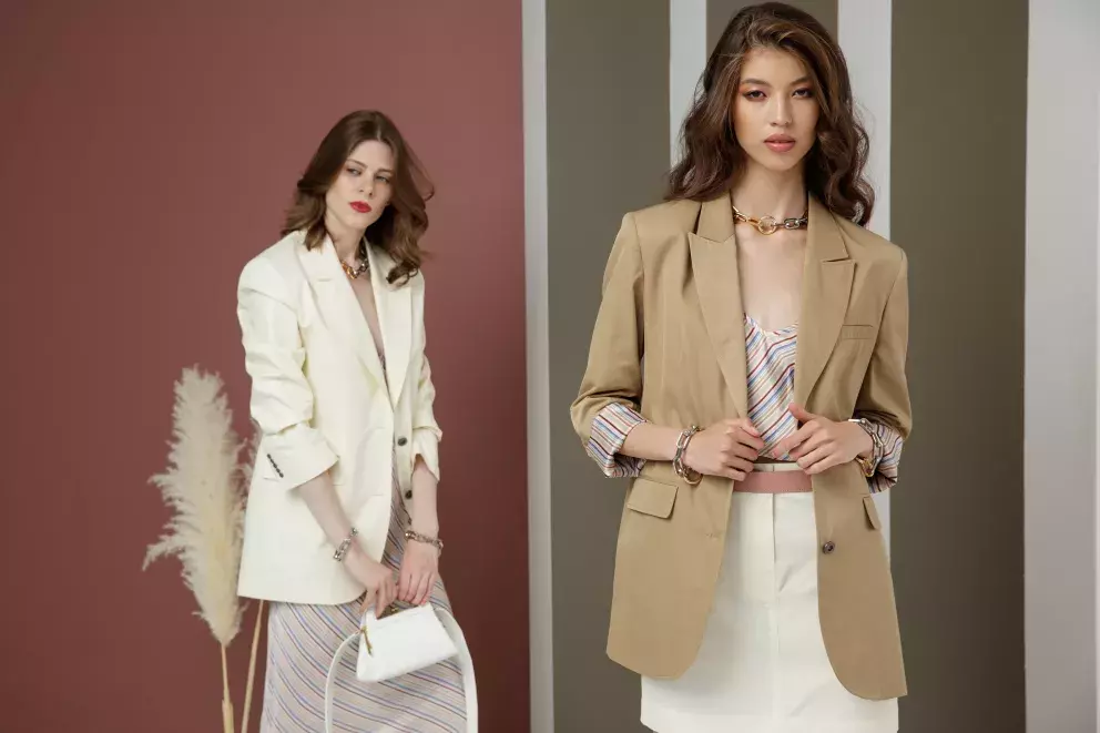 Postavu opticky zúžíte projmutým sáčkem, které se hodí i do společnosti