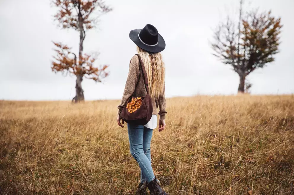 <p>K džínům Italky nosí rády i těžké svetry anebo sáčka, nebojte se ani klobouku, který dodá eleganci.</p>

