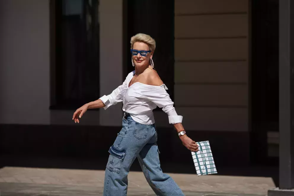 <p>VIdíte? V kapsových džínách můžete skvěle vypadat v jakémkoli věku. S basic tričkem či bílou halenkou zase na podzim i v zimě vrstvěte. </p>
