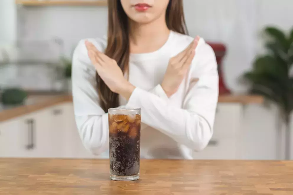 Žena říkající ne sladkému nápoji