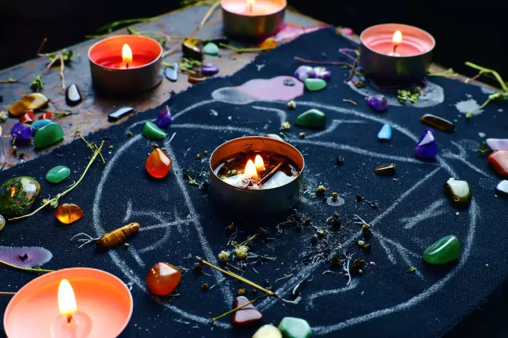 <p>Rituály k magii a čarodějnictví patří</p>
