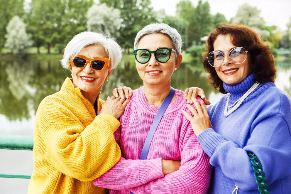 Nebojte se ani zářivých barev, stačí k nim vybrat vhodné decentní doplňky. 