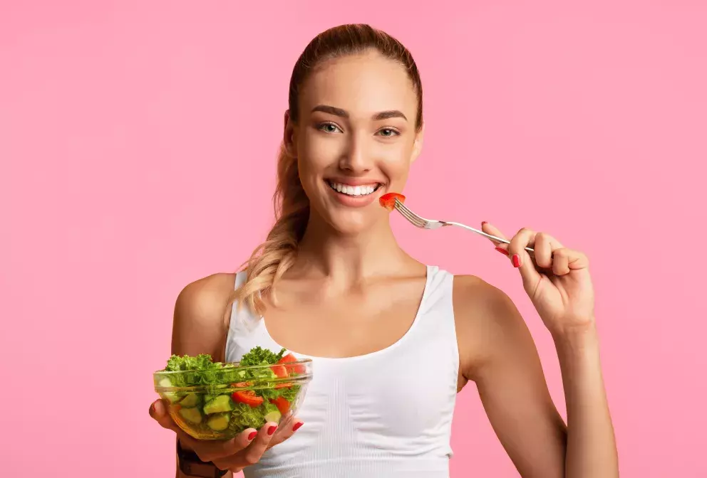 Žena se salátem