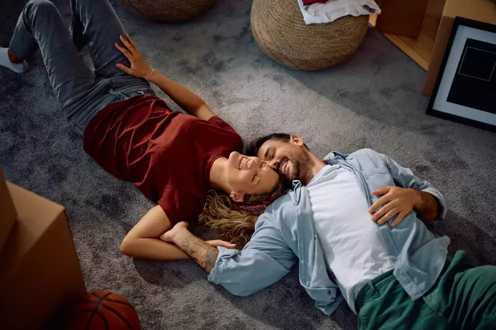 Pár ležící na zemi