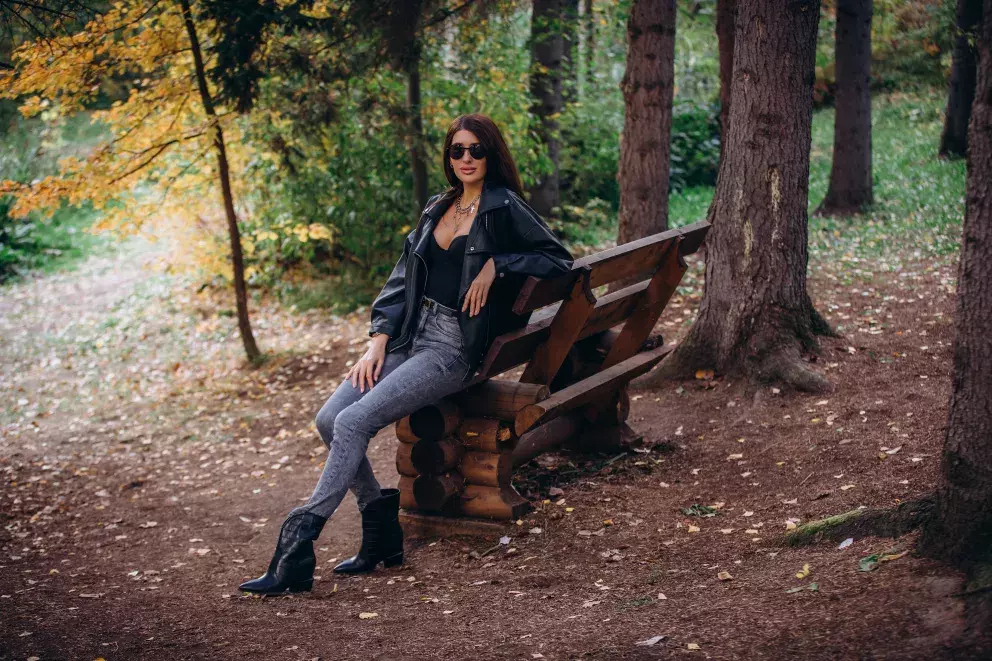 <p>Vysoké boty jsou nejideálnějším doplňkem k úzkým slim džínám. I když se letos více nosí široké nohavice, chápeme, že slimky jsou pro mnohé z nás nadčasovou volbou.</p>
