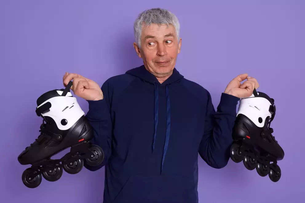 <p>Brázdí ulice na bruslích, koupil si skejt a plánuje také pořídit motorku, tedy jeho slovy mašinu. Protože je to cool a fancy. Paní Anežka neví, co si počít.</p>
