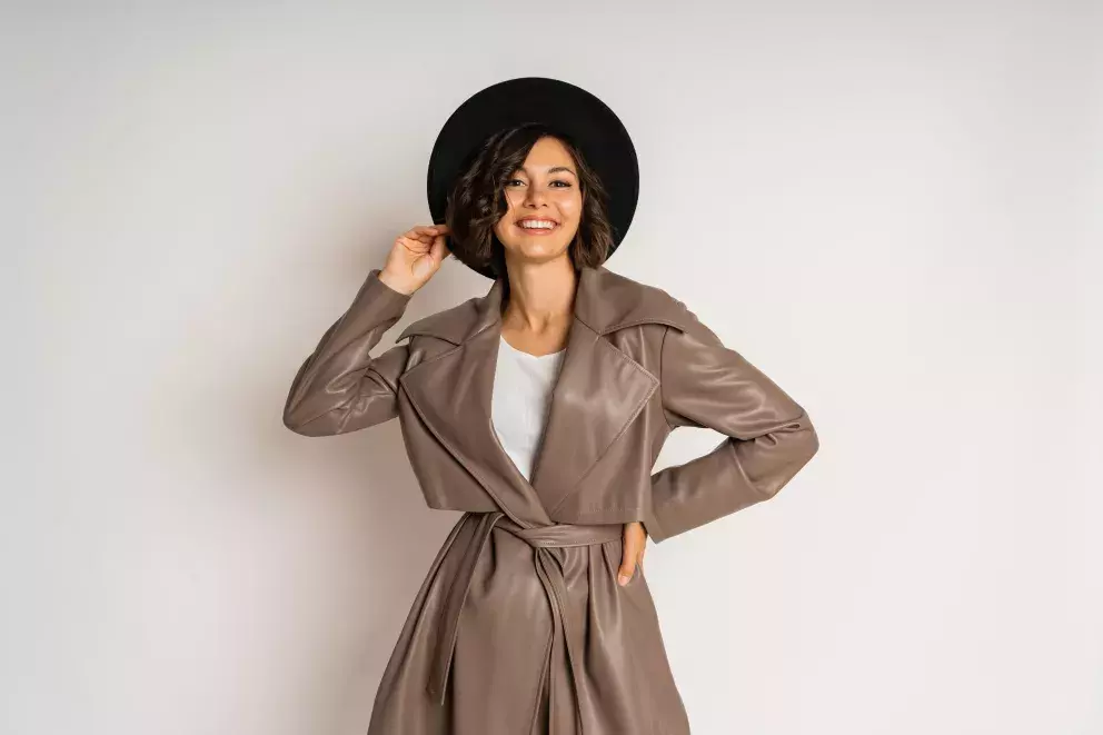 Lesklá koženka je moderní a elegantní, nebojte se jí ani ve vyšším věku. 