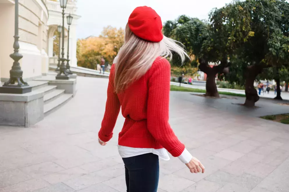 <p>Omyl! Zářivé barvy nejsou jen pro mladé dívky! Odhoďte předsudky a sežeňte si pro tuto podzimní a zimní sezónu alespoň jeden svetr v zářivých barvách.</p>
