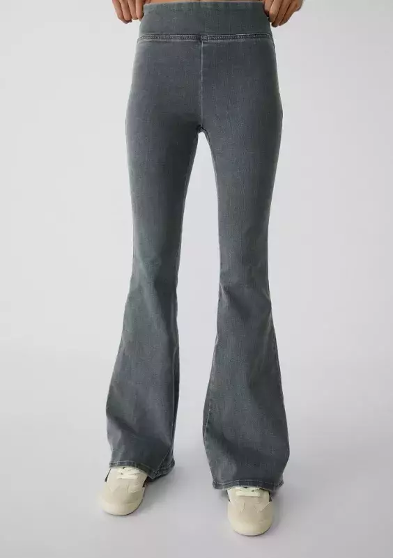 Džíny do zvonu s pružným pasem, Stradivarius, 649 Kč