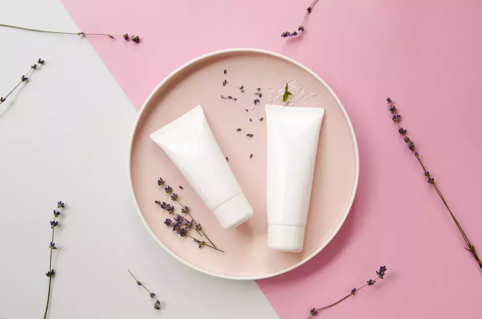 <p>Jedním z charakteristických znaků korejské péče o pleť je její <strong>mnohokrokový rituál</strong>, který zahrnuje čištění, tonizaci, hydrataci, ochranu a výživu pleti.</p>
