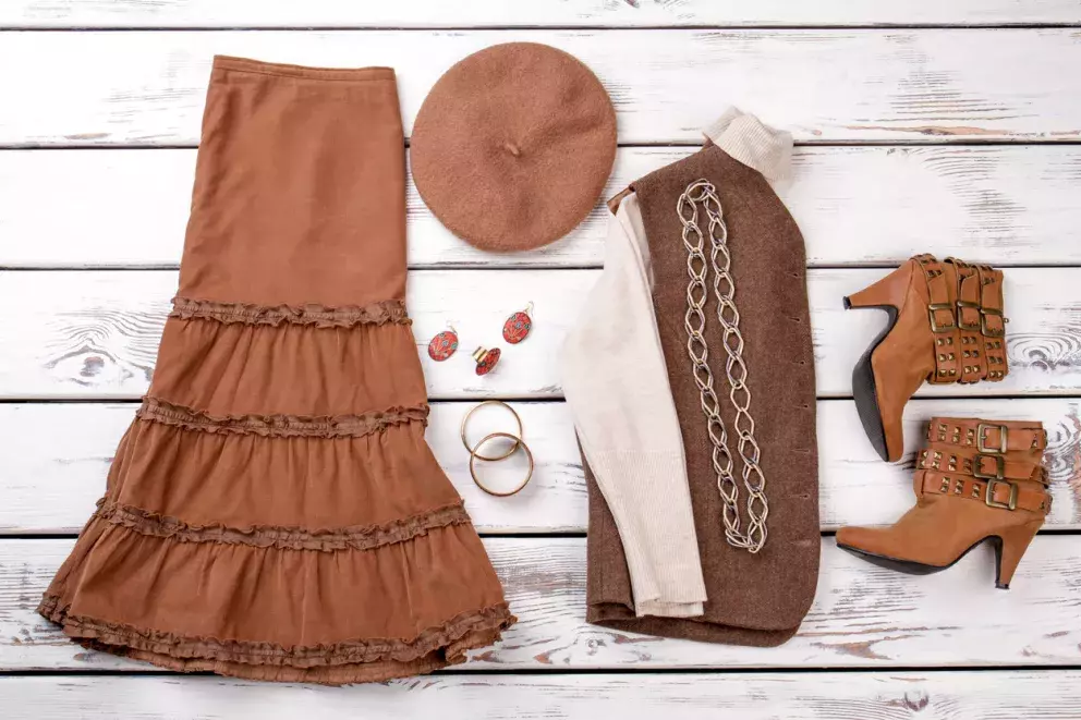 <p>Kožené vesty či vesty z imitace kůže bývají často zateplené. S vhodnými doplňky je povýšíte na elegantní a nadčasový kousek vašeho šatníku. Zde v boho stylu, s elegantními kotníkovými kozačkami v téže barvě. </p>
