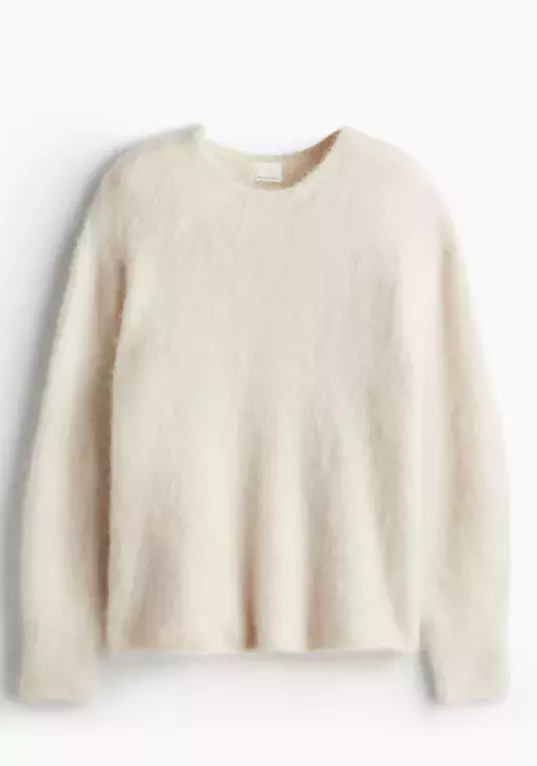 Bílý svetr z mohérové směsi, H&M, 2 240 Kč