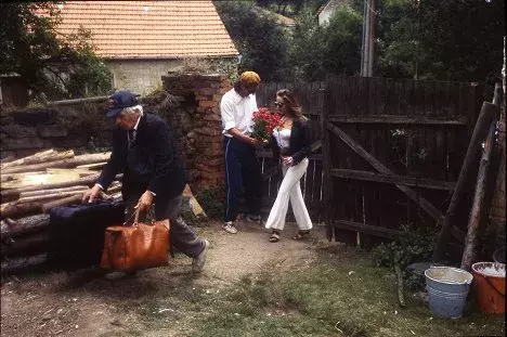 <p>Krásná erotická masérka Irenka učarovala nejen Bohušovi, ale i českému národu. Bohužel pro Šárku Vojtkovou, lidé jí na ulici poznávali a nechápali, že se jednalo jen o roli. Mysleli si, že je i ve skutečnosti taková, jako ve filmu.</p>
