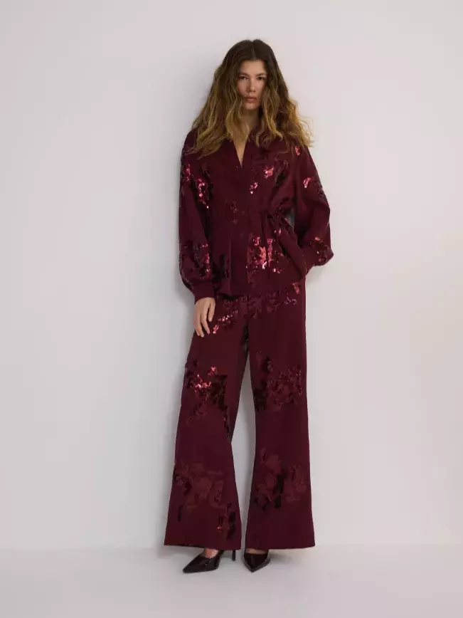 Vínová barva vládne podzimním trendům