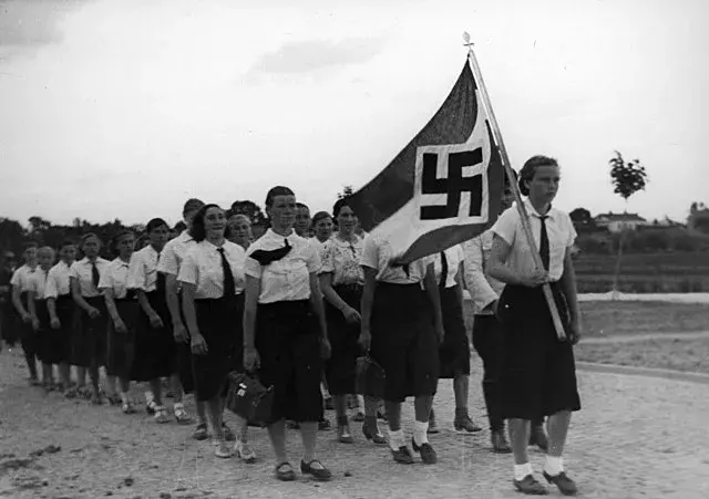 Foto 2 k článku Mladé dívky ve službách nacismu: Ve spolku BDM docházelo k nechtěným těhotenstvím a potratům. Za členství končily dívky na Sibiři