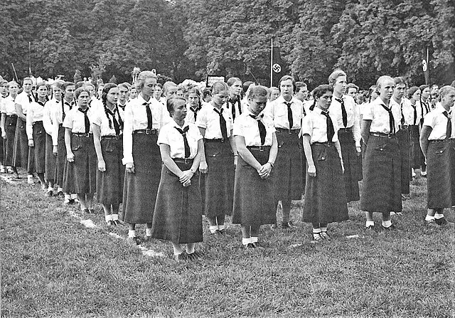 Foto 8 k článku Mladé dívky ve službách nacismu: Ve spolku BDM docházelo k nechtěným těhotenstvím a potratům. Za členství končily dívky na Sibiři