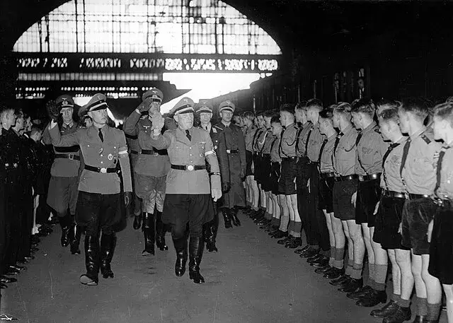 <p>Organizace Hitlerjugend vychovávala mladé nacisty</p>
