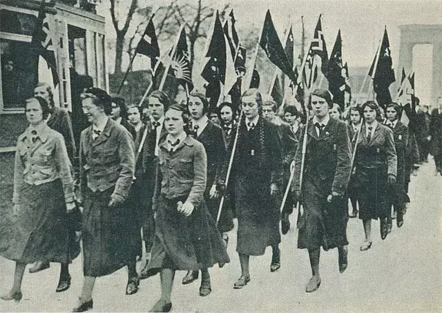 Foto 9 k článku Mladé dívky ve službách nacismu: Ve spolku BDM docházelo k nechtěným těhotenstvím a potratům. Za členství končily dívky na Sibiři