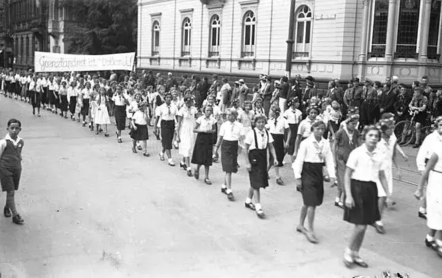 Foto 11 k článku Mladé dívky ve službách nacismu: Ve spolku BDM docházelo k nechtěným těhotenstvím a potratům. Za členství končily dívky na Sibiři