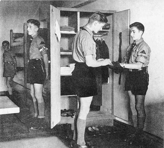 <p>Organizace Hitlerjugend vychovávala mladé nacisty</p>
