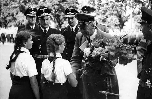 Foto 13 k článku Mladé dívky ve službách nacismu: Ve spolku BDM docházelo k nechtěným těhotenstvím a potratům. Za členství končily dívky na Sibiři