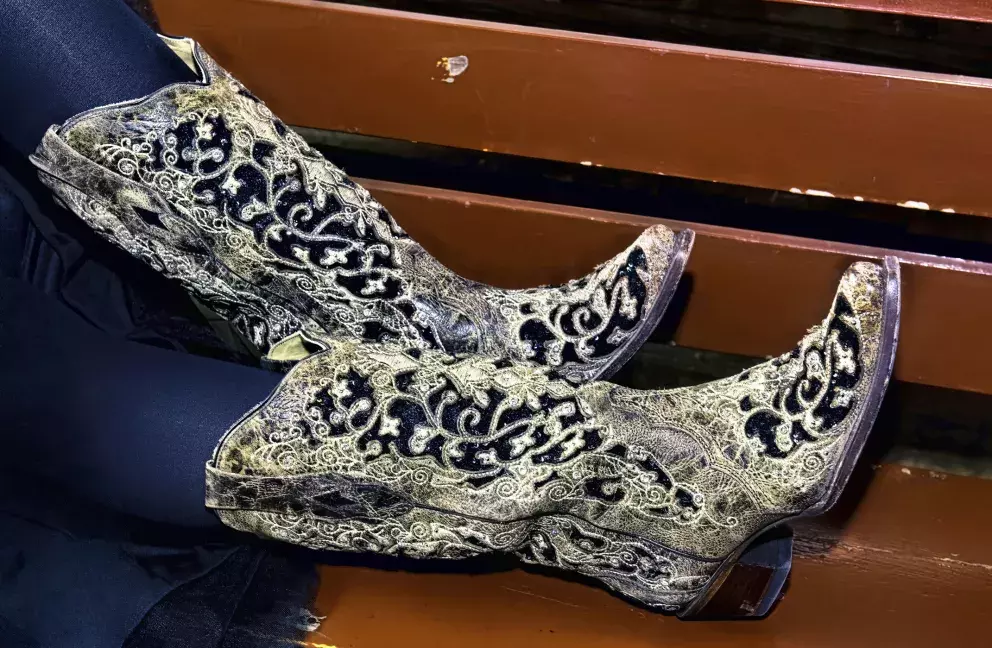 <p>Kovbojské boty jsou nesmírně elegantní. Zde v dekorativním zvířecím potisku - dalším hitu sezony 2024.</p>
