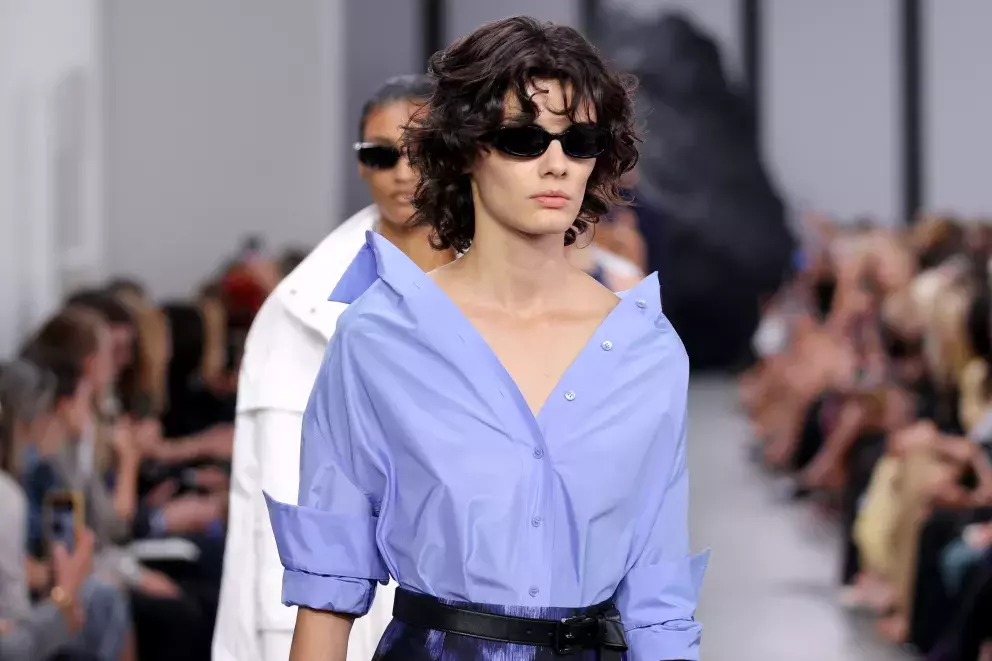 žena s vlnitými vlasy