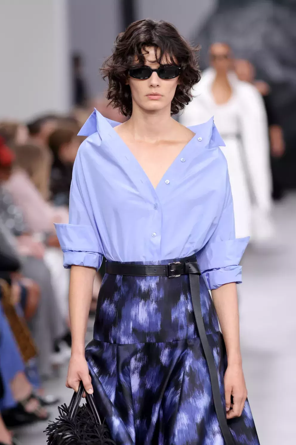 žena s vlnitými vlasy