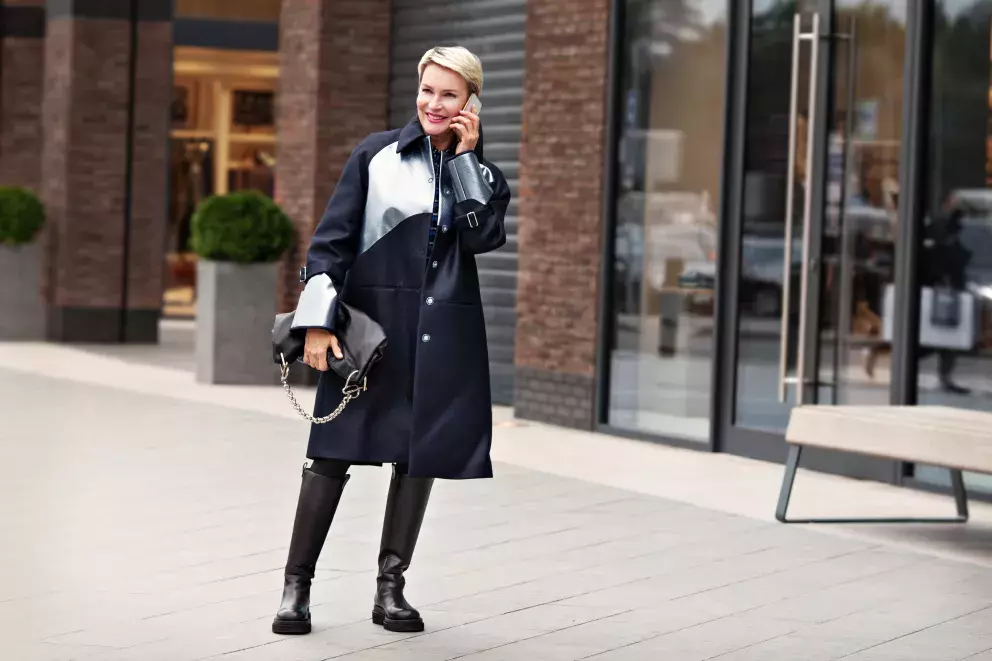 <p>Pokud se nedokážete vzdát černé barvy ani letos, kombinujte ji s odvážnějšími doplňky.</p>
