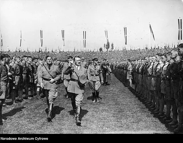 <p>Organizace Hitlerjugend vychovávala mladé nacisty</p>
