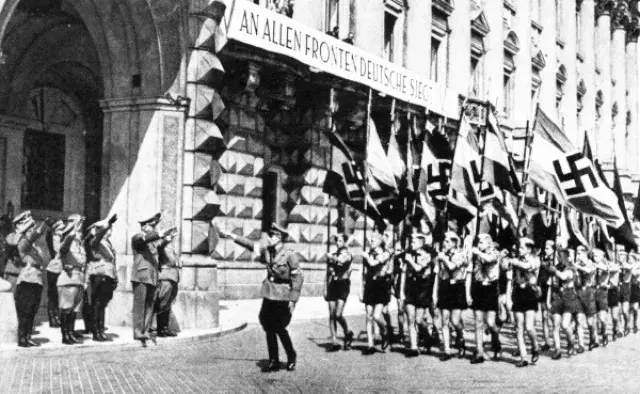 <p>Organizace Hitlerjugend vychovávala mladé nacisty</p>
