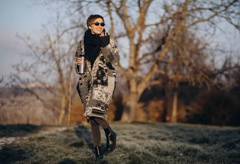 <h4>7. Záhada</h4>

<p>Zde je návod, jak se na podzim zahalit tím nejmódnějším způsobem: stačí se šálou zacházet jako se šátkem. Nejlépe se k tomu hodí větší šála. Rozprostřete látku a rovnoměrně ji omotejte kolem obou ramen. Vzhled zakončete tím, že jeden konec necháte dole po těle, zatímco druhý přehodíte přes opačné rameno.</p>
