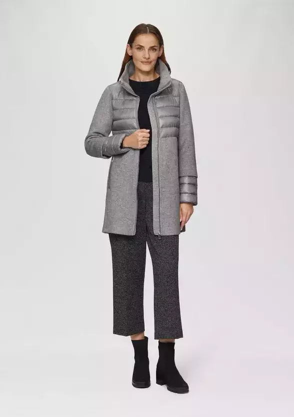 Kabát z kombinace materiálů