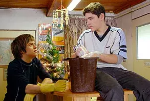 <p>Záběry z kultovní komedie Snwboarďáci, která spatřila světlo světa v roce 2004</p>
