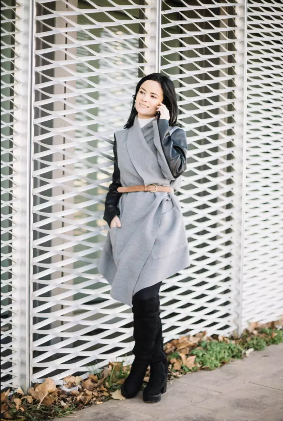 žena v dlouhé zimní vestě