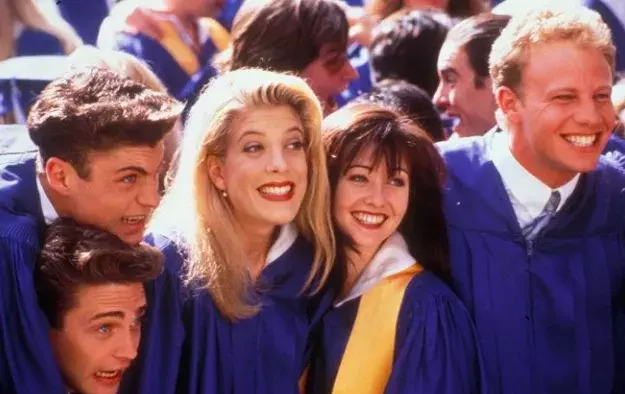 <p>Dnes se na seriál Beverly Hills 90210 koukáme s úsměvnou nostalgií, v 90. letech ale mnohým divákům změnil život</p>
