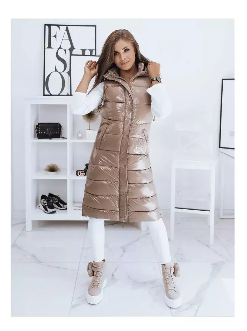 žena v prošívané dlouhé vestě